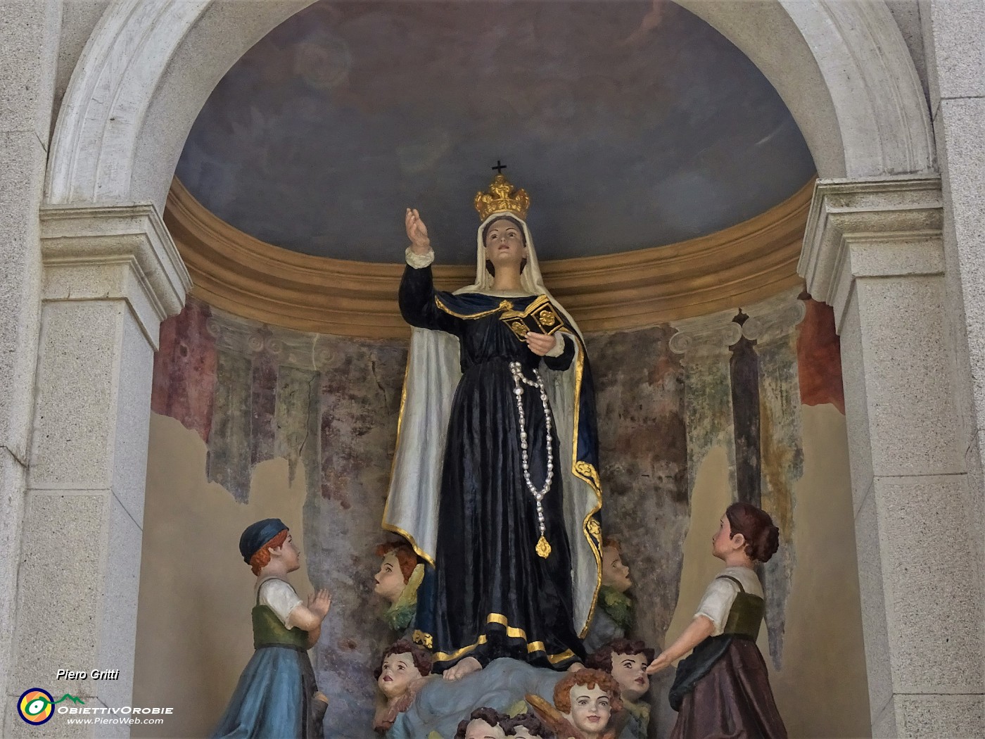 11 Cappella Madonna dei campi di Stezzano di fronte all'ingresso della chiesa.JPG